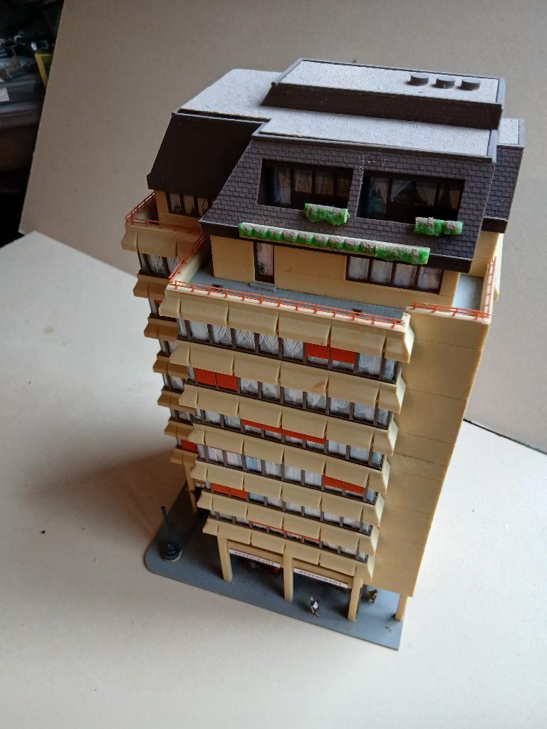 Grand immeuble d'appartements, Hobby & Loisirs créatifs, Autres marques, Enlèvement ou Envoi, Utilisé, Pont, Tunnel ou Bâtiment