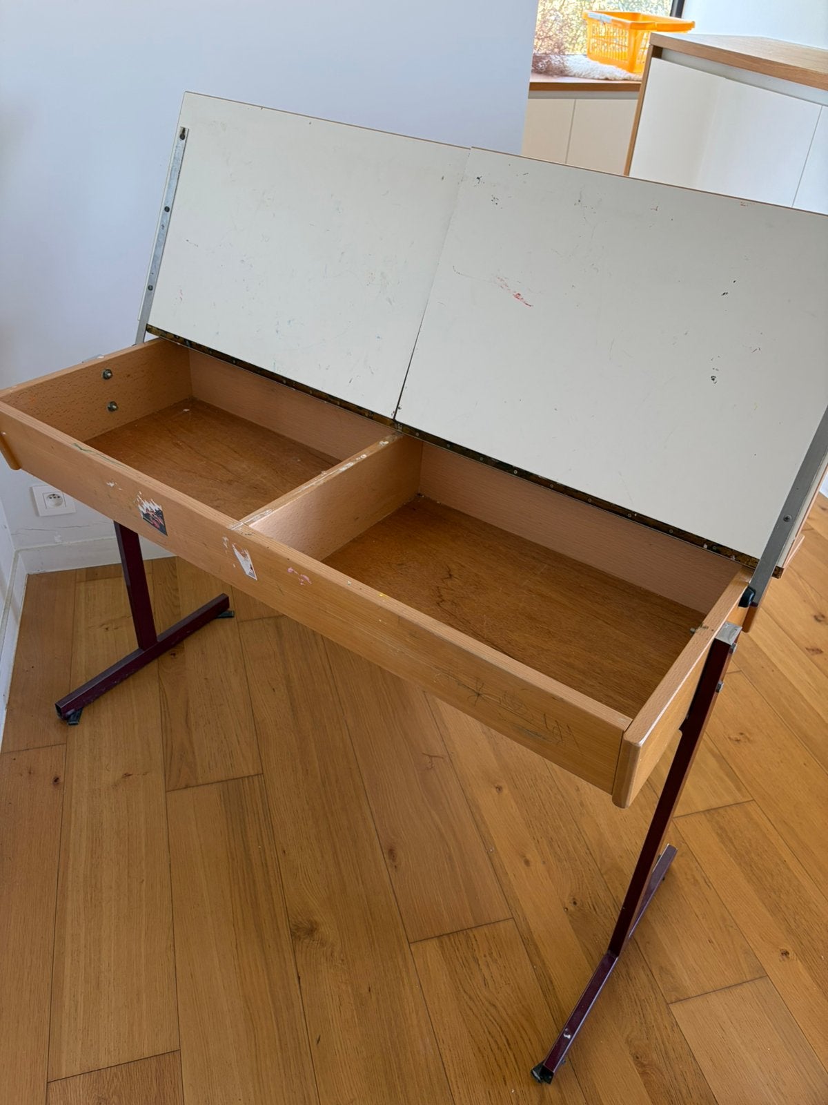 Bureau kind hout en metalen frame - goed onderhouden, Huis en Inrichting, Bureaus, Ophalen, Gebruikt, 120 cm, Schoolbureau