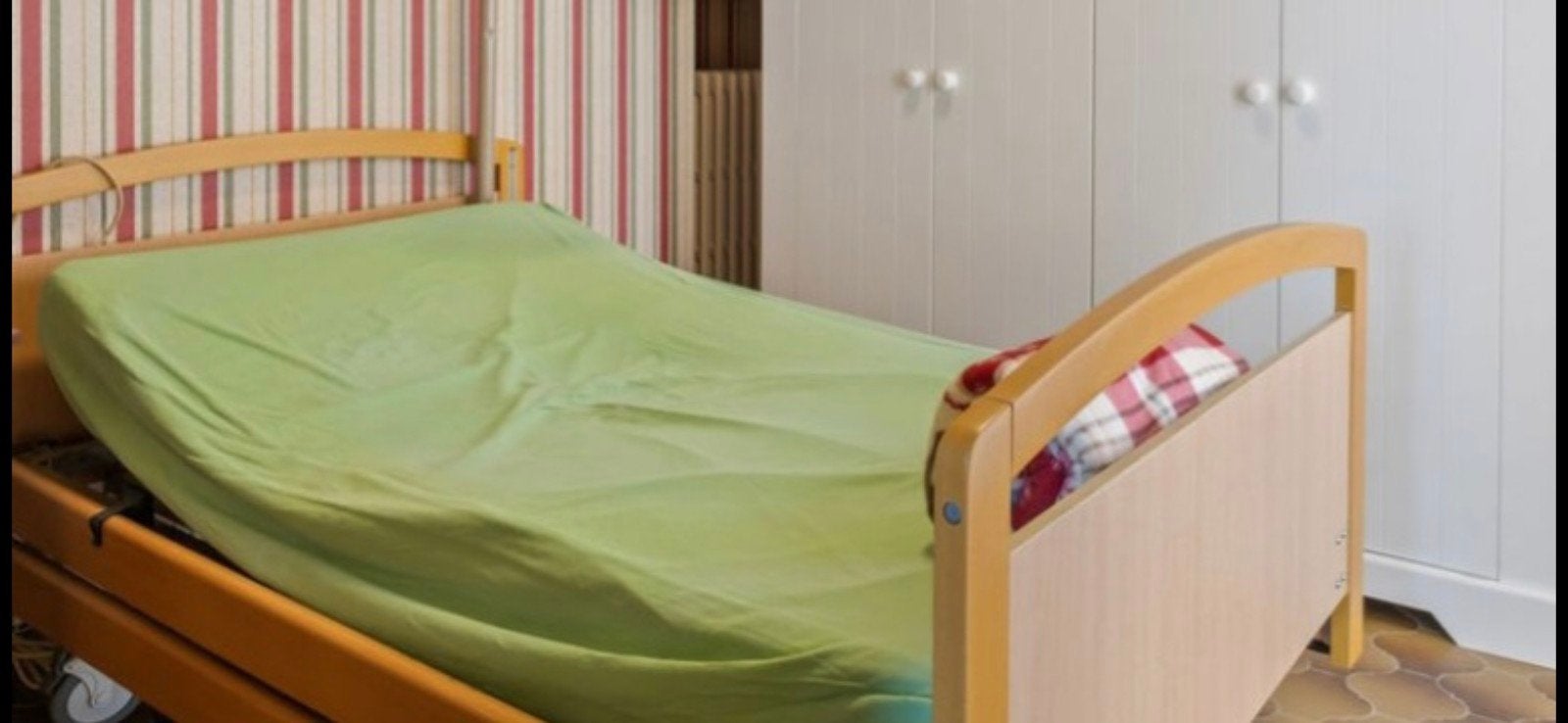 Elktrisch ziekenhuisbed met optrekstang, Huis en Inrichting, Ophalen, Verstelbaar