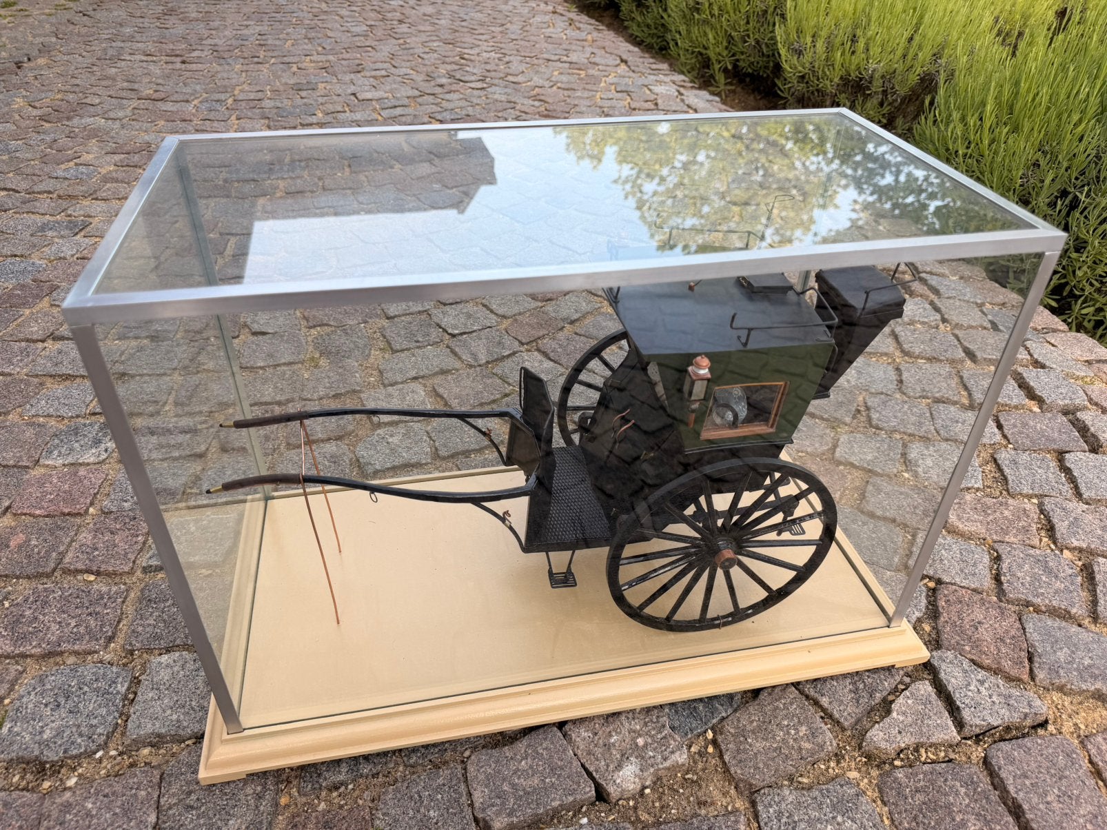 Handgemaakte koets in vitrine miniatuur, Ophalen, Zo goed als nieuw