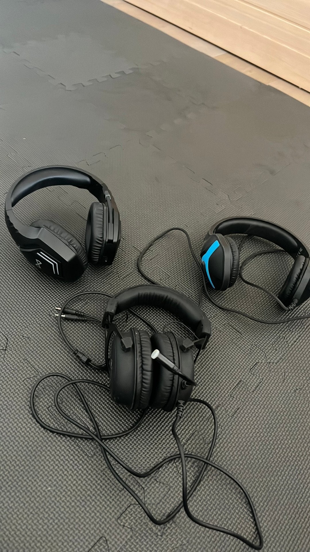 3 headsets1tje is draadloos en twee andere met draad, Ophalen, Zo goed als nieuw, Draadloos