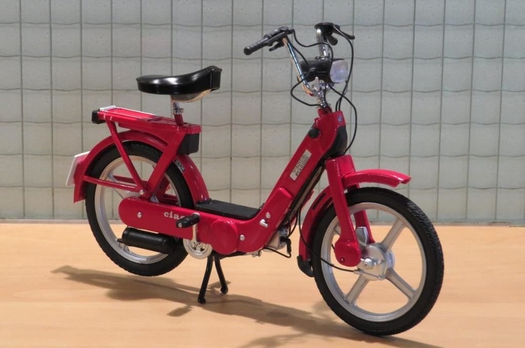 Vespa Piaggio Ciao red brommer 1:10, Enlèvement ou Envoi, Neuf, 1:9 à 1:12, Moteur