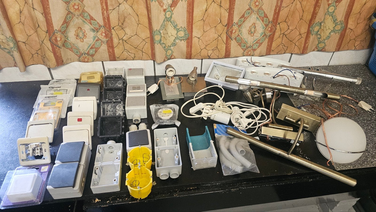 lot électricité. éclairages.boites dérivation.interrupteurs, Enlèvement