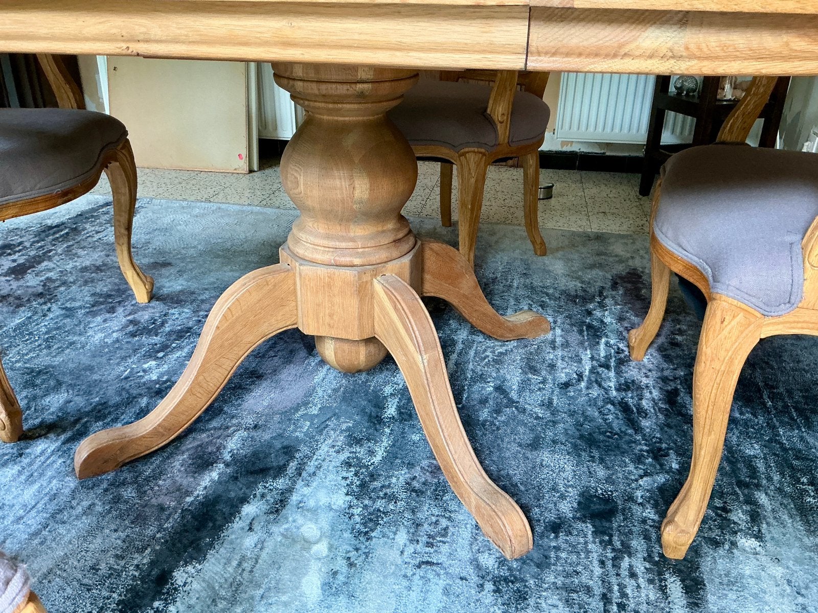 Massief houten tafel en 4 stoelen in Versailles stijl., Antiek en Kunst, Ophalen