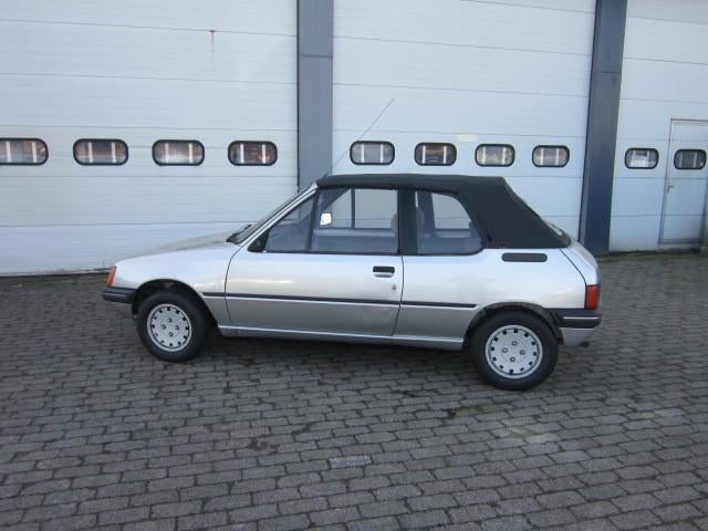 Peugeot 205 cabriolet 1.4, Auto's, Cabriolet, Bedrijf, Grijs, Zilver of Grijs