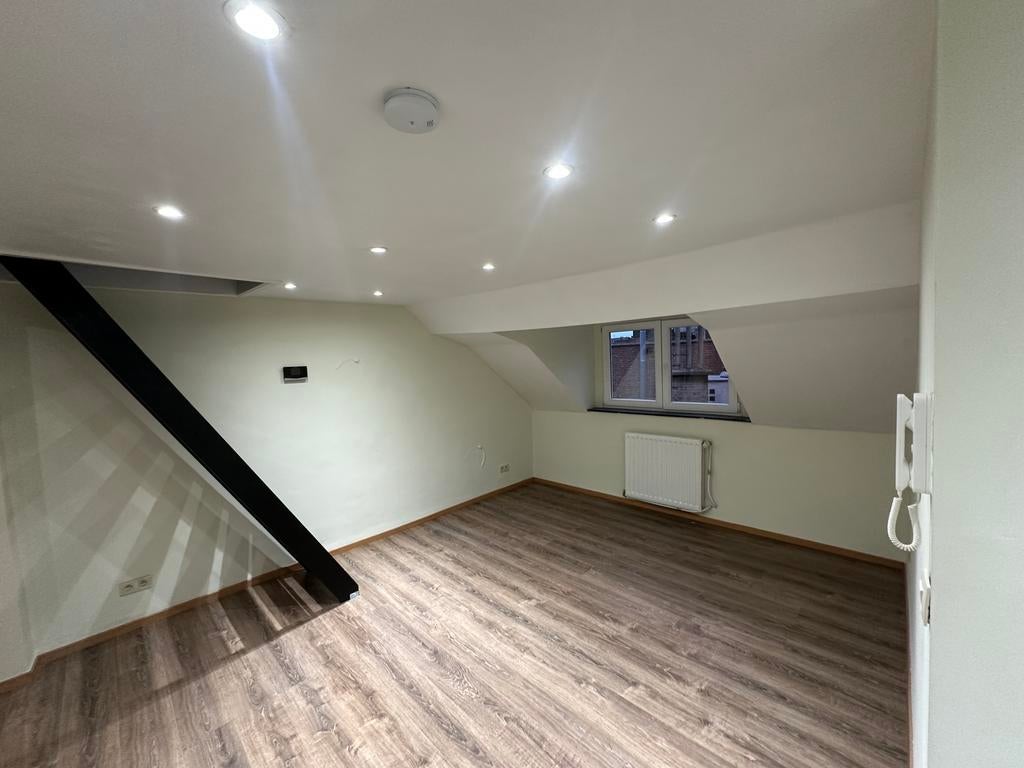 Appartement  a Ixelles , 1 chambre+ grande mezzanine 1050+75