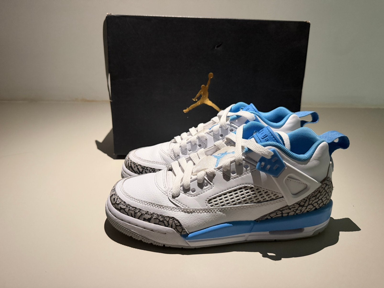 Nike Air Jordan-sneakers in wit lichtblauw, Sport en Fitness, Ophalen of Verzenden, Zo goed als nieuw, Schoenen