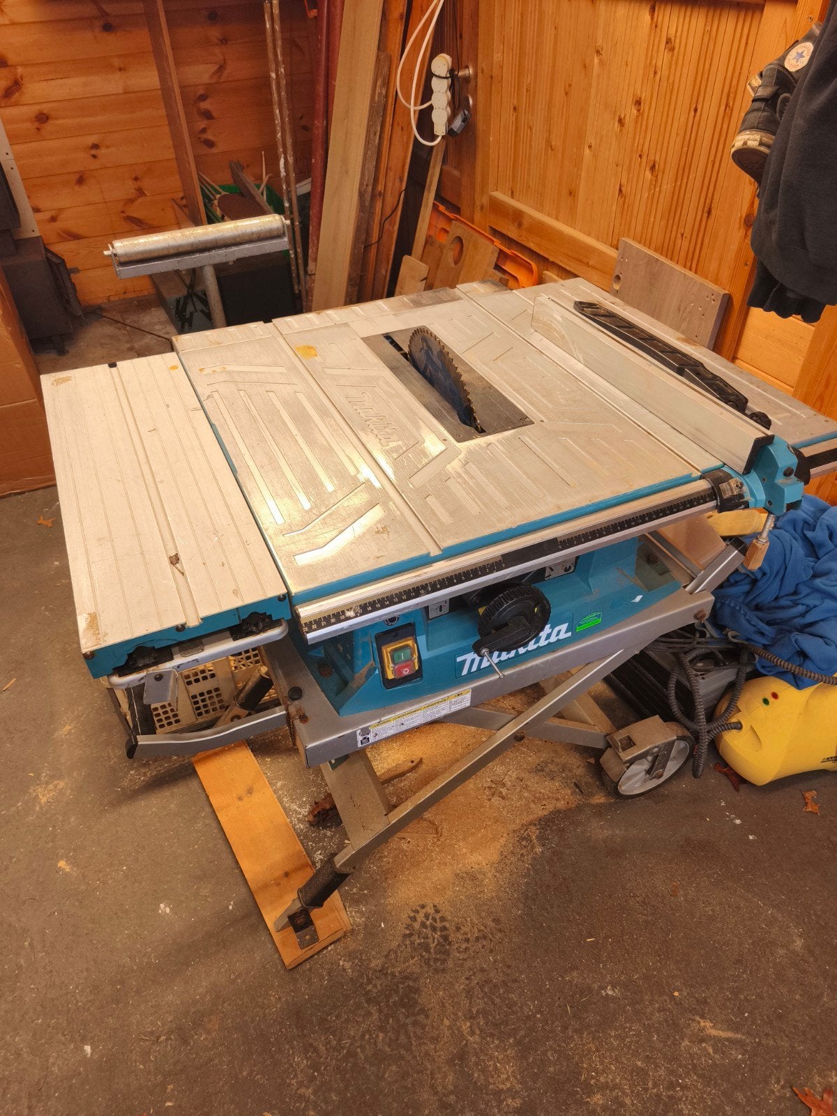 Makita MLT100 sur table de transport, Bricolage & Construction, 30 à 70 mm, Enlèvement, Scie circulaire, Makita
