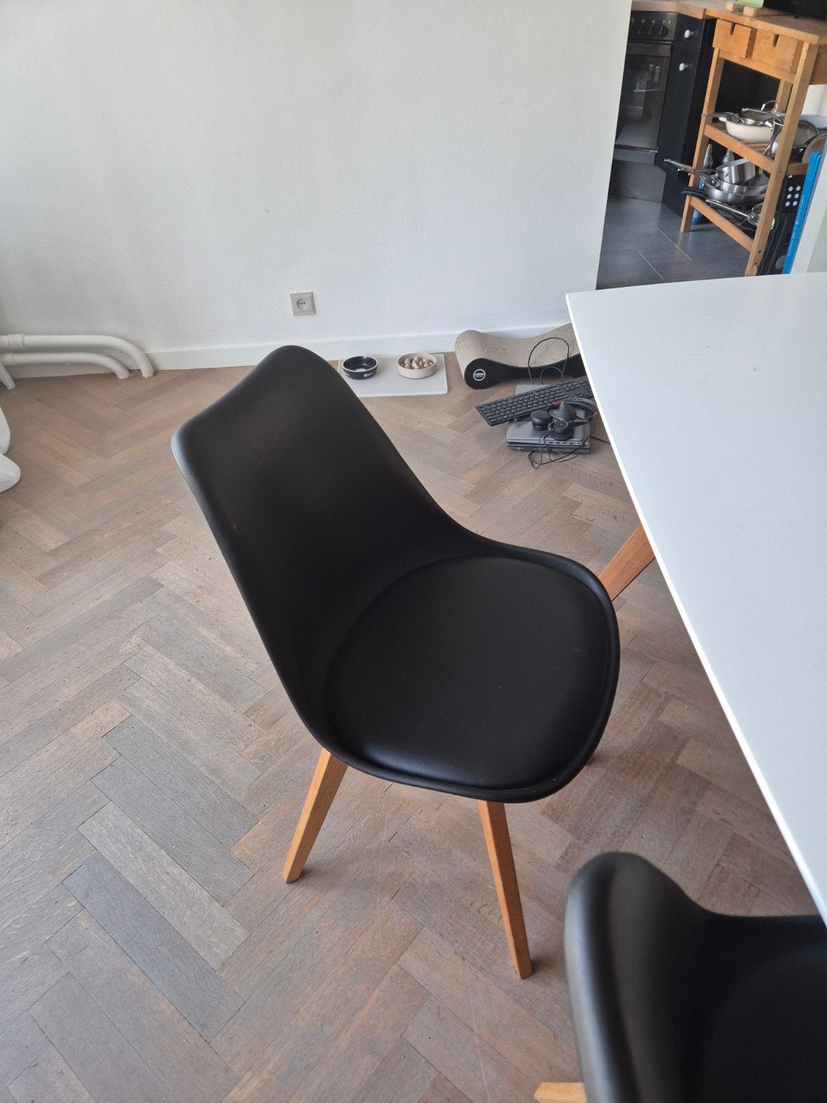 4 moderne zwarte stoelen met echte houten poten, Ophalen, Gebruikt, Zwart, Vier