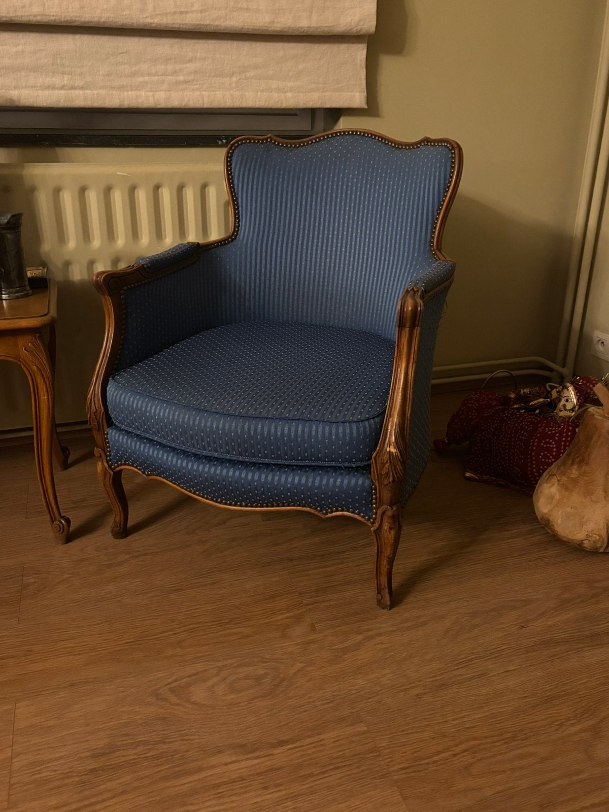 Joli fauteuil d’epoque en bois massif, Enlèvement
