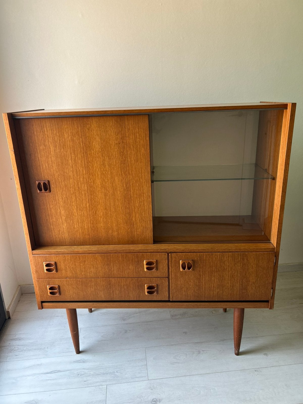 Vintage teak highboard / vitrinekast, Ophalen, Gebruikt, 25 tot 50 cm, Met deur(en)