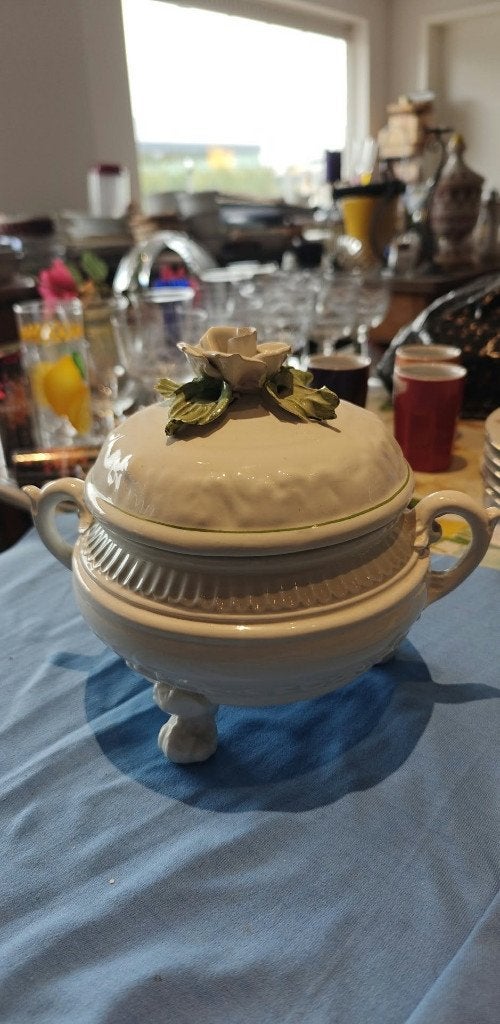 potje in keramiek met bloemen in relief wit groen, Enlèvement ou Envoi