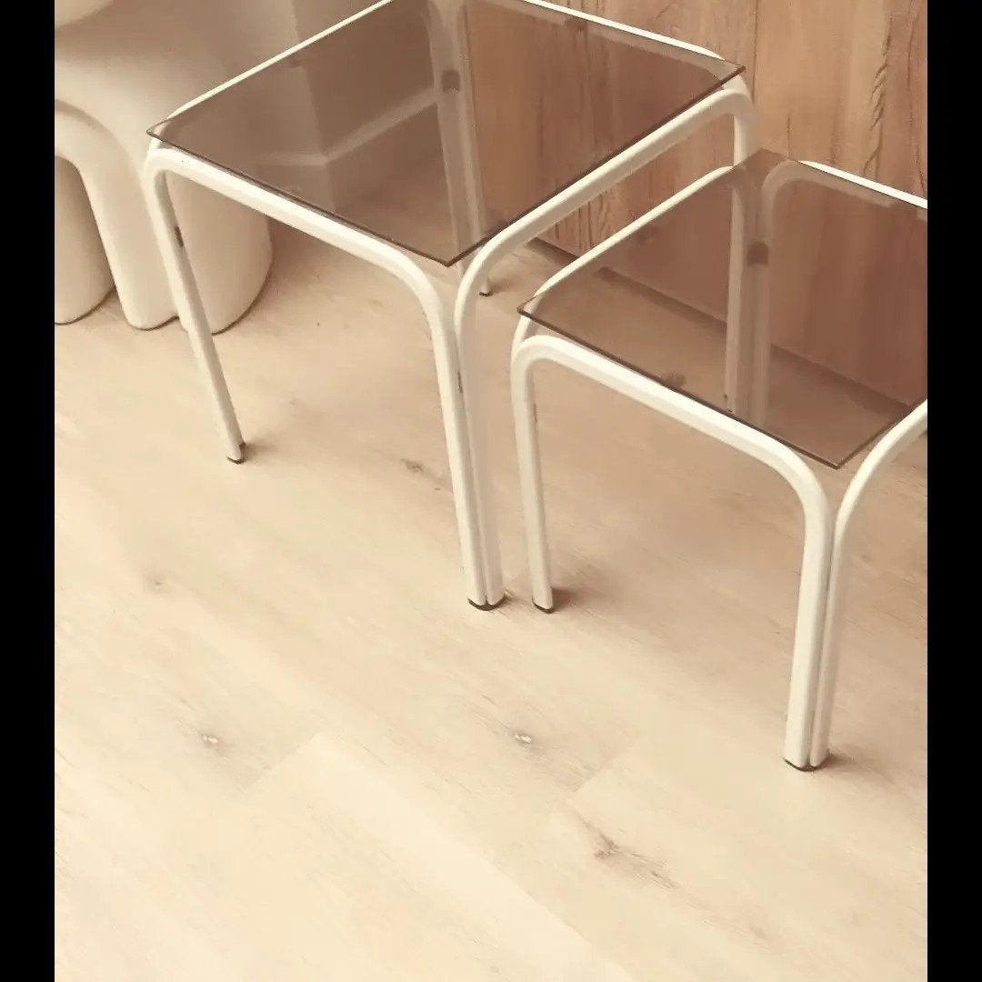 Duo bijzettafels in wit metaal en rookglas.
Het is scheet, Huis en Inrichting, Ophalen, Glas