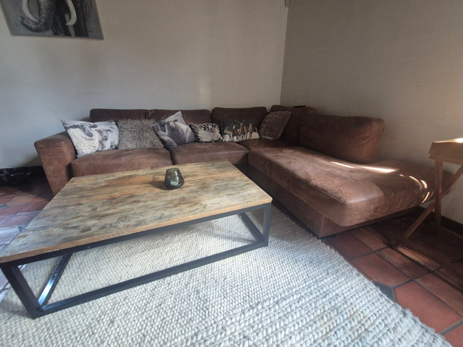 Lederen bruine zetel met salontafel  in landelijke stijl, Huis en Inrichting, Ophalen, Gebruikt