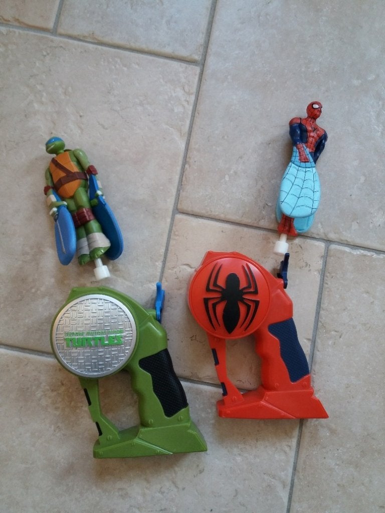 Figurines volantes Spiderman et tortue Ninja, Enlèvement
