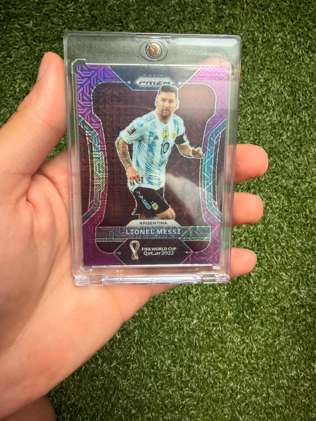 Lionel messi 2022 world cup prim purple mojo/49, Hobby & Loisirs créatifs, Jeux de cartes à collectionner | Yu-gi-Oh!, Enlèvement ou Envoi