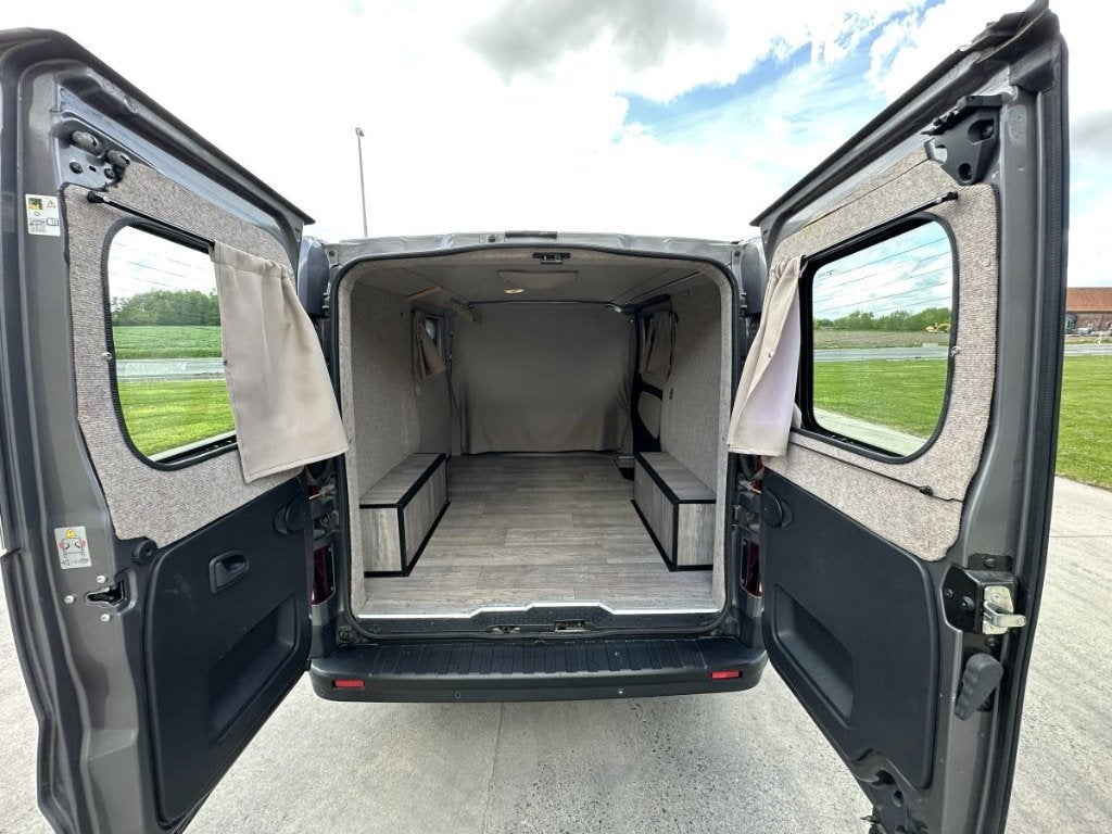Camper Renault Trafic 2015 met ingebouwde ramen, Auto's, Euro 5, Zwart, Bedrijf, 2 zetels