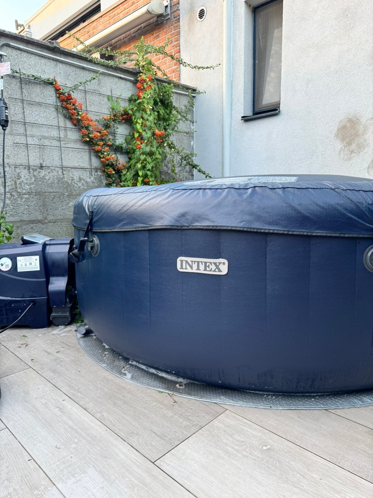 Intex Jacuzzi - 4 Personen - Led, Ophalen of Verzenden, Zo goed als nieuw