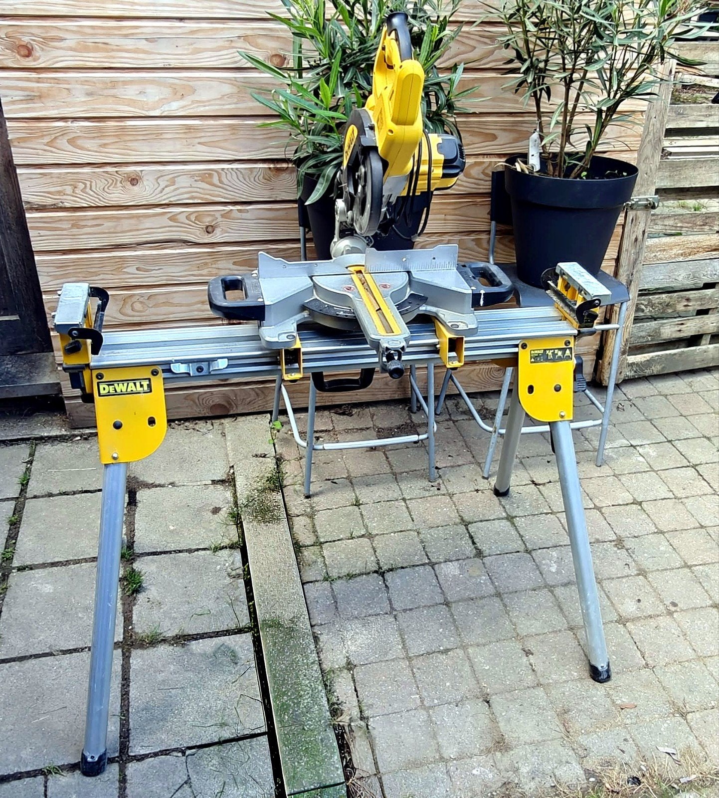 Scie à onglet radiale DeWalt DWS774-QS + pied DeWalt, Bricolage & Construction, Enlèvement