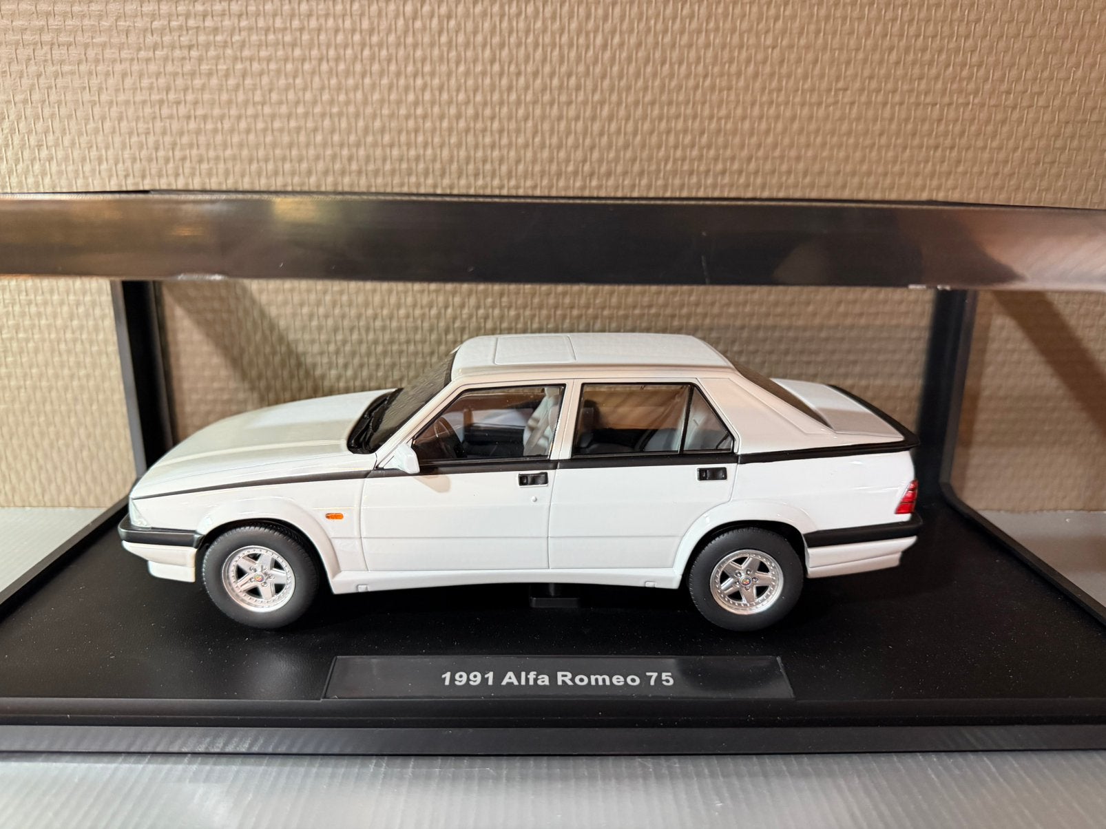 Alfa Romeo 75 wit 1/18 nieuw in originele verpakking Triple9, Ophalen of Verzenden, Nieuw, Auto, Overige merken