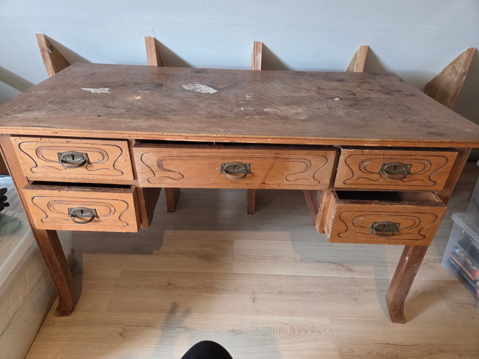 houten bureau, Enlèvement
