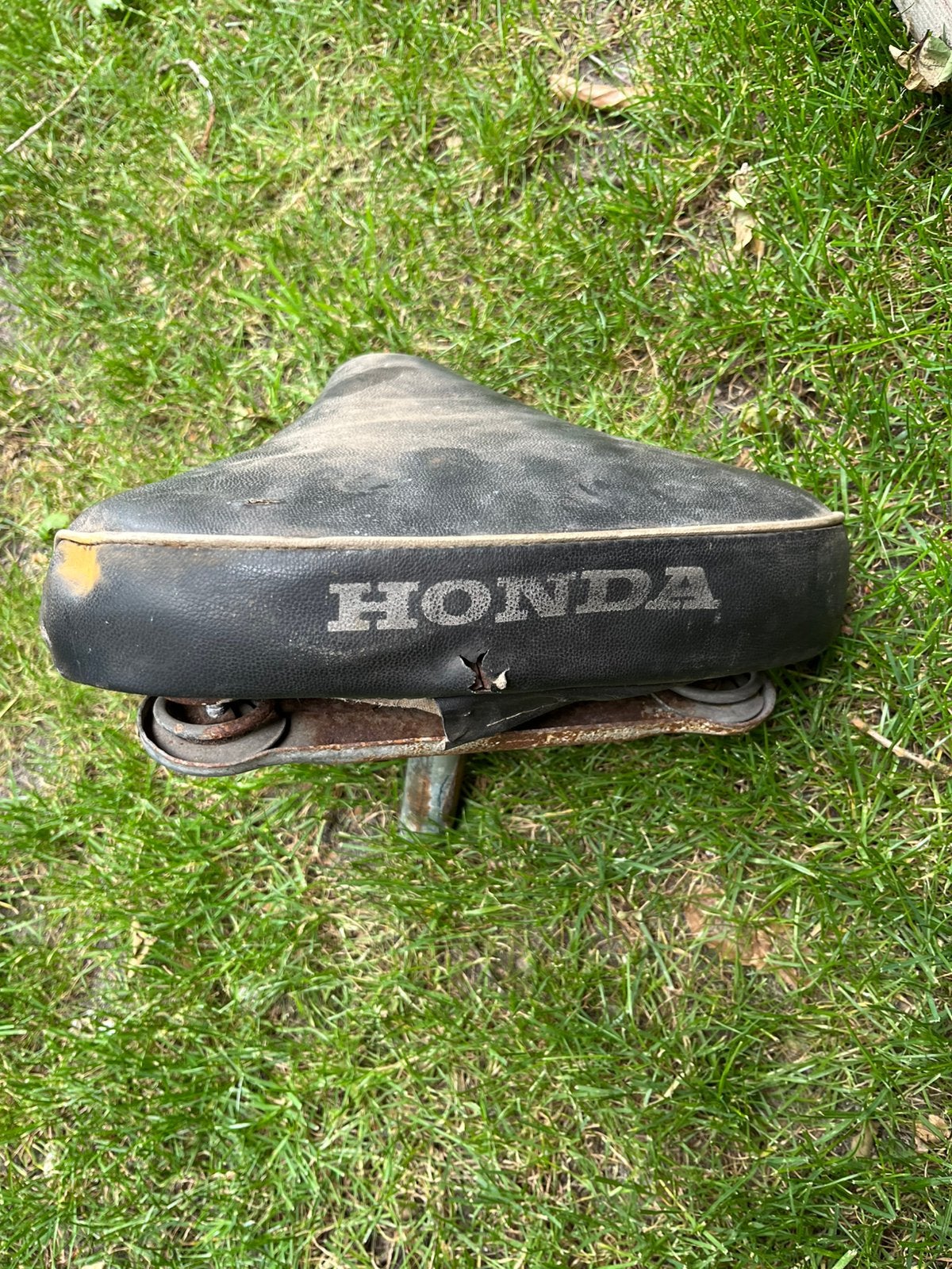 Zadel honda amigo novio, Fietsen en Brommers, Brommeronderdelen | Oldtimers, Ophalen, Zo goed als nieuw, Zadel