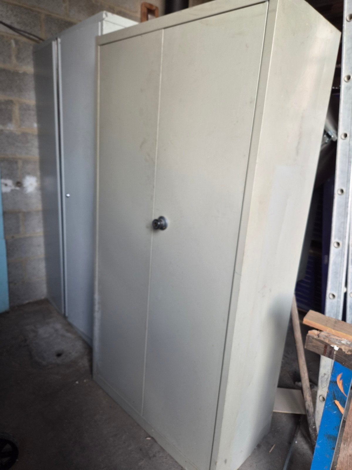 Metalen kast, Ophalen