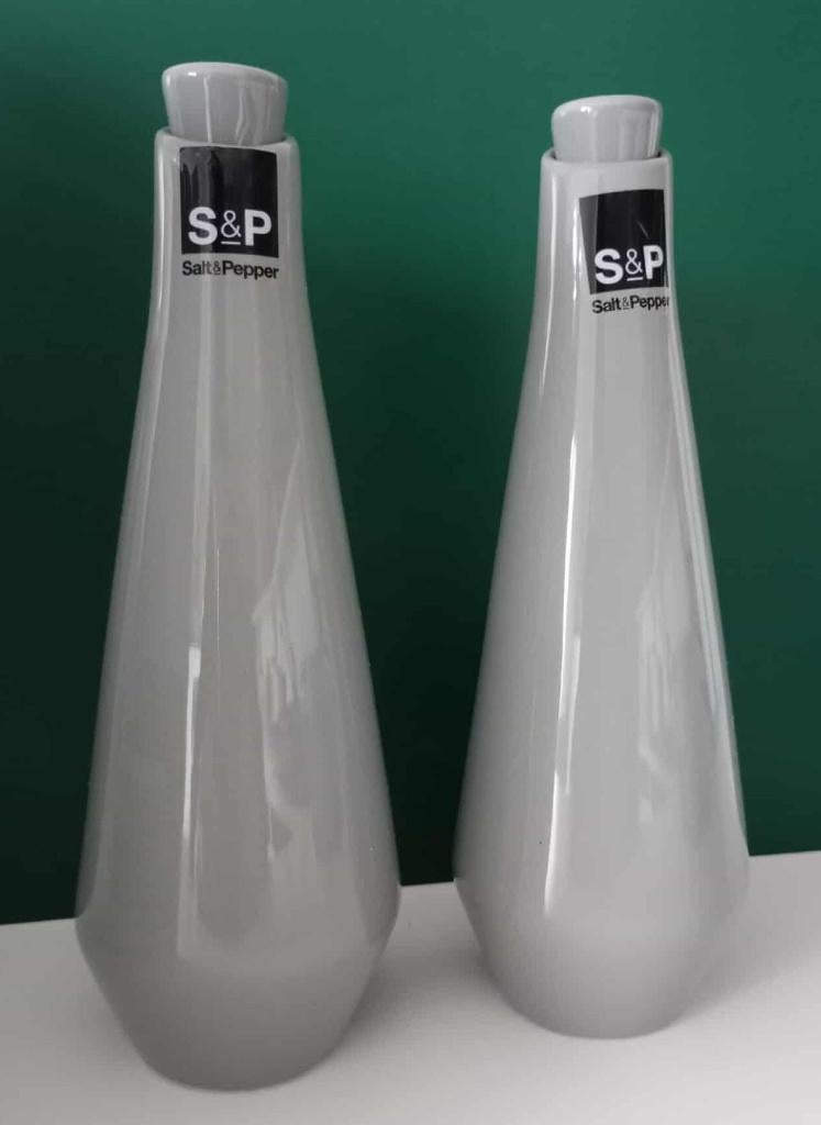 Nieuw Salt & Pepper olie & azijnstel grijs 400ml in doos, Nieuw, Ophalen of Verzenden, Voorraadpot, Steen/keramiek