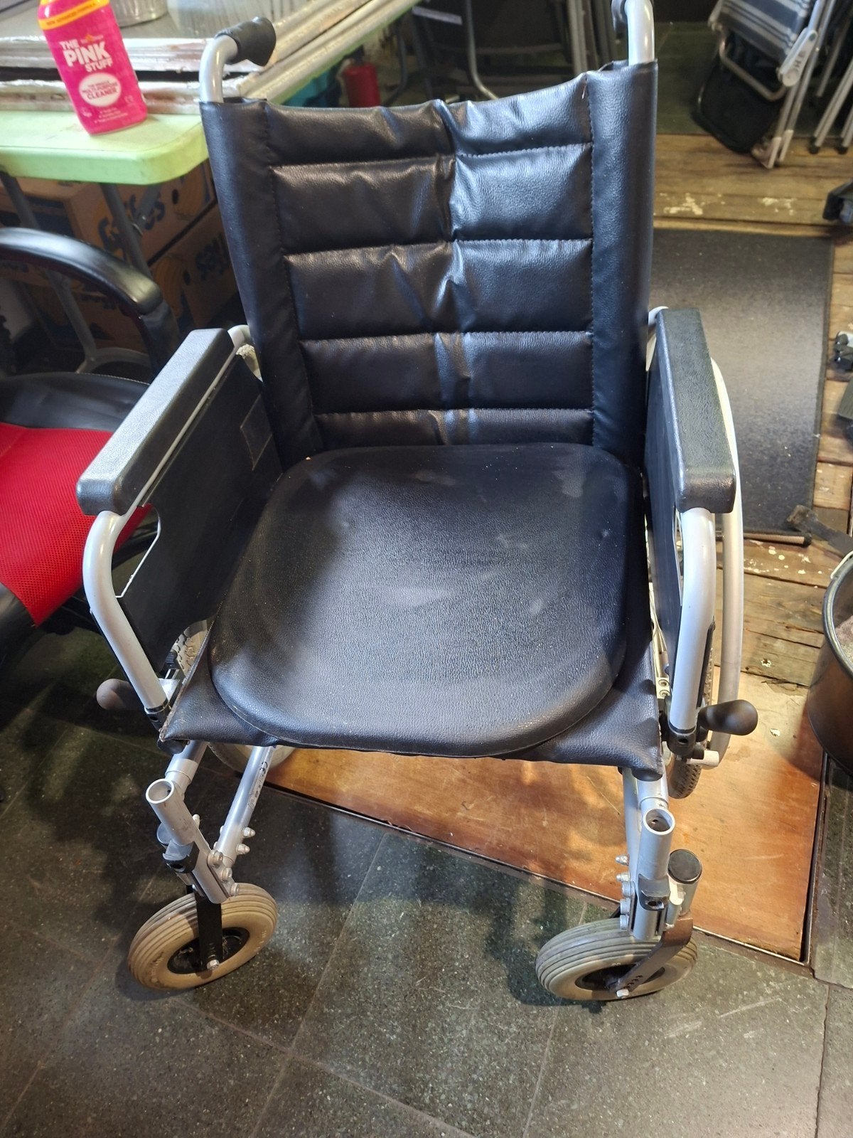 fauteuil roulant avec repose-pieds, Divers, Chaises roulantes, Enlèvement