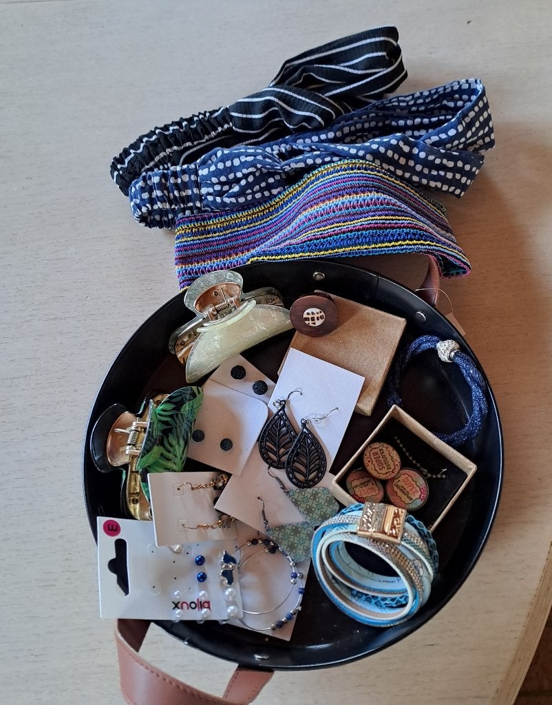 Panier en métal garni d'accessoires, Enlèvement ou Envoi, Comme neuf