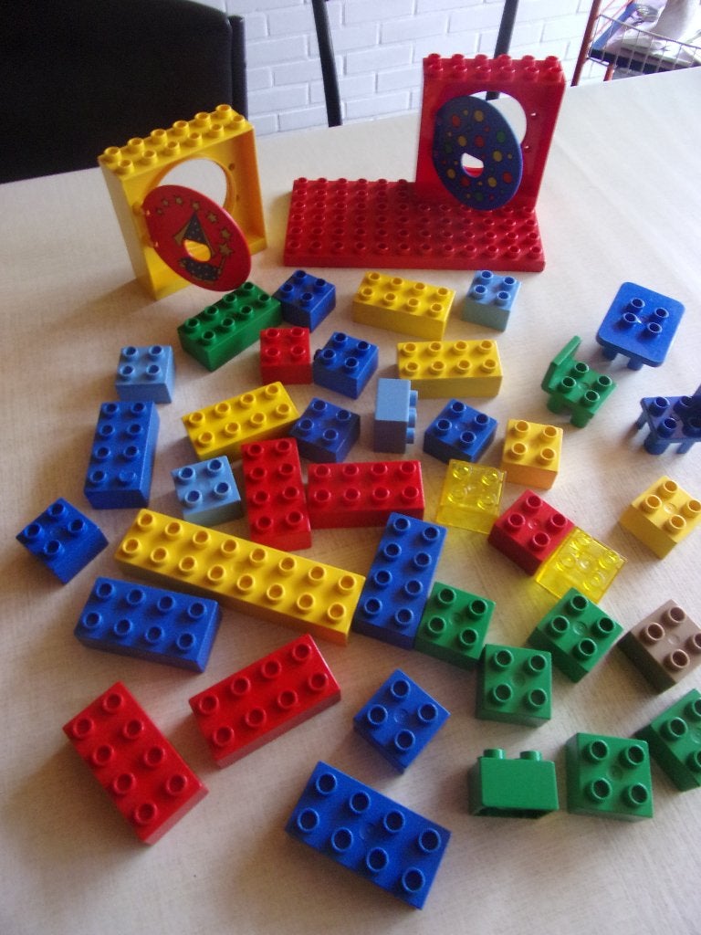 DUPLO : 35 Bouwblokken + tafel met 2 stoel/grondplaat, Ophalen of Verzenden, Gebruikt, Grondplaat, Duplo