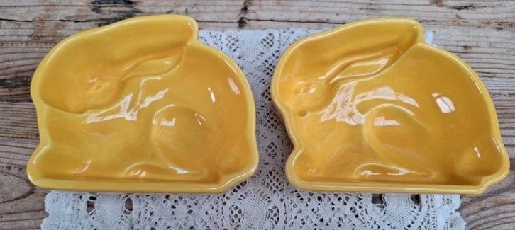 2  x Vintage gele paashaas puddingvorm, Diversen, Pasen, Gebruikt, -, -, Ophalen of Verzenden