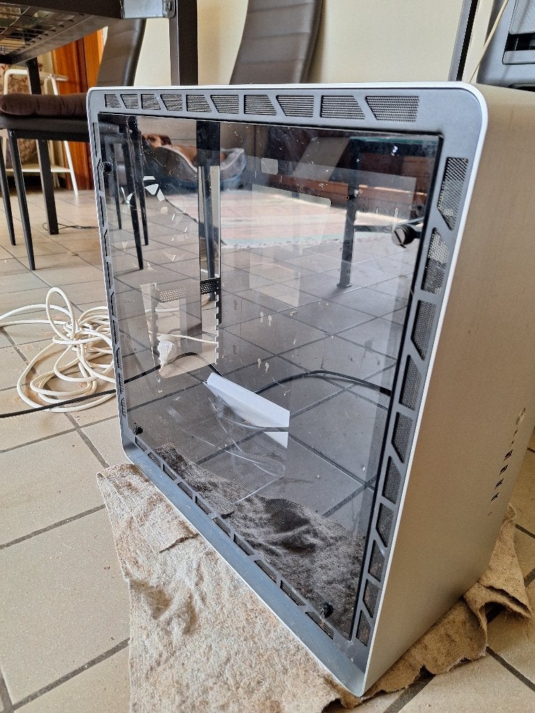 Jongsbo UMX 4 zilveren behuizing., Computers en Software, Computerbehuizingen, Ophalen of Verzenden, Gebruikt