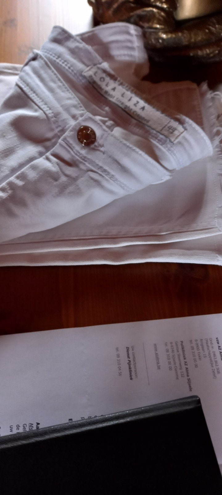 Witte jeansbroek, Ophalen