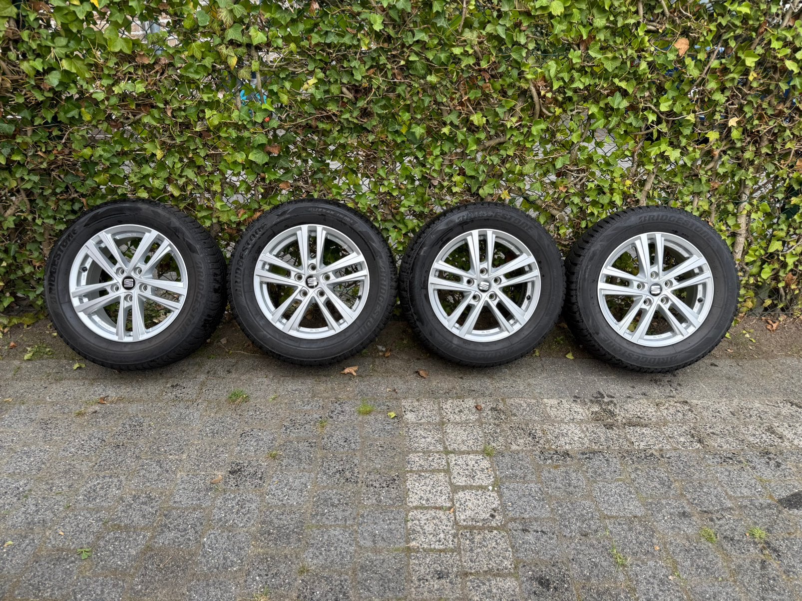 SEAT originele 16” winterset 4 velgen + Bridgestone Blizzard, Ophalen, 16 inch, Banden en Velgen, Winterbanden