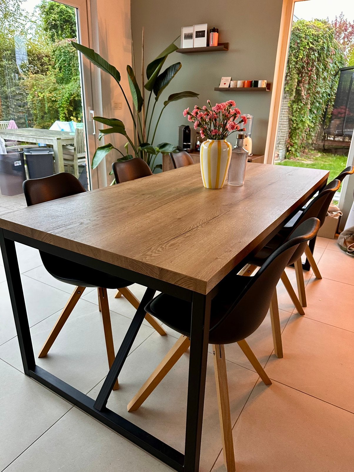 Robuuste eettafel - stalen onderstel, Huis en Inrichting, 50 tot 100 cm, Zo goed als nieuw, Vijf personen of meer, 150 tot 200 cm