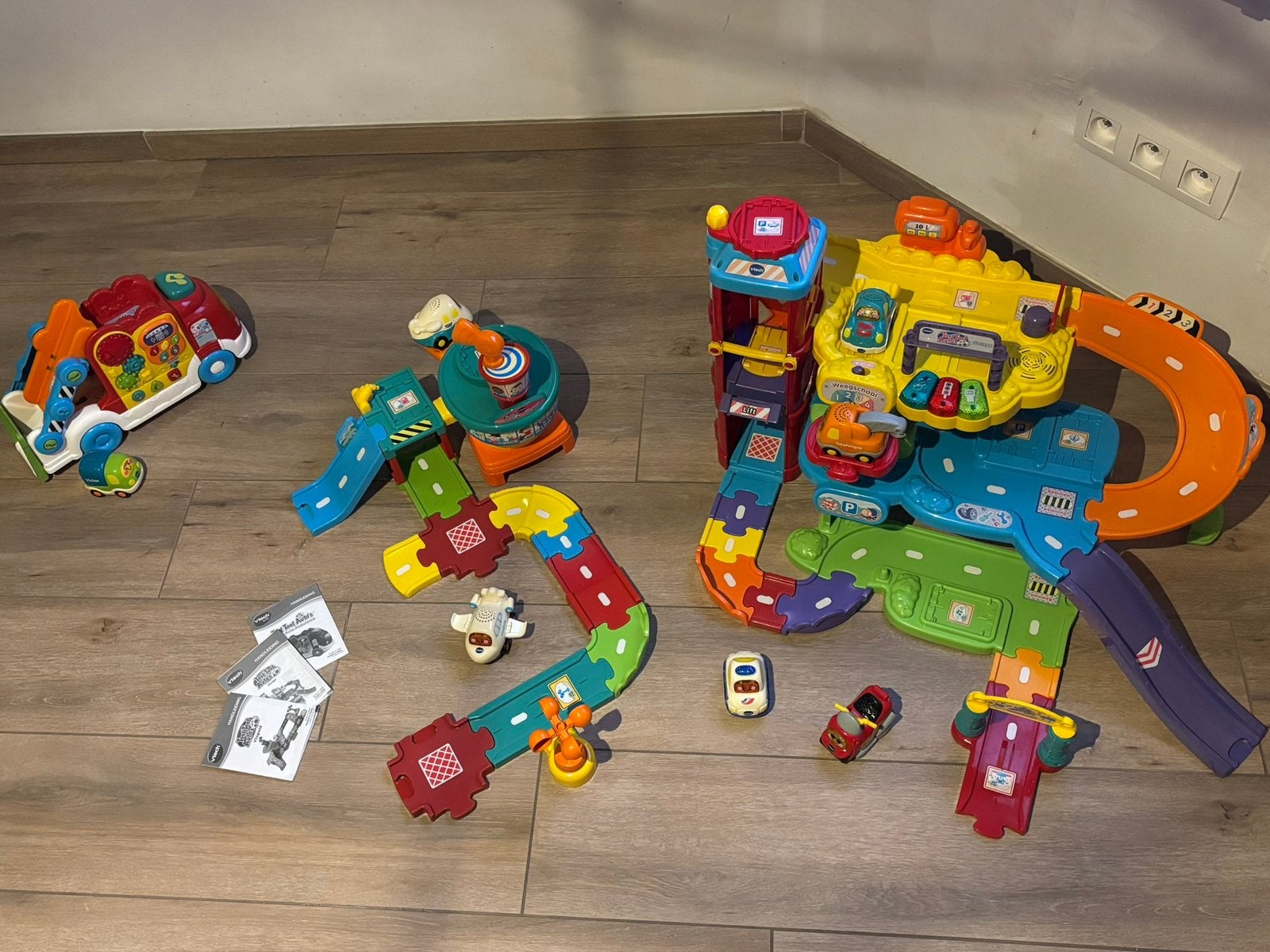 Toet Toet garage/vliegveld/ambulance, Ophalen, Zo goed als nieuw