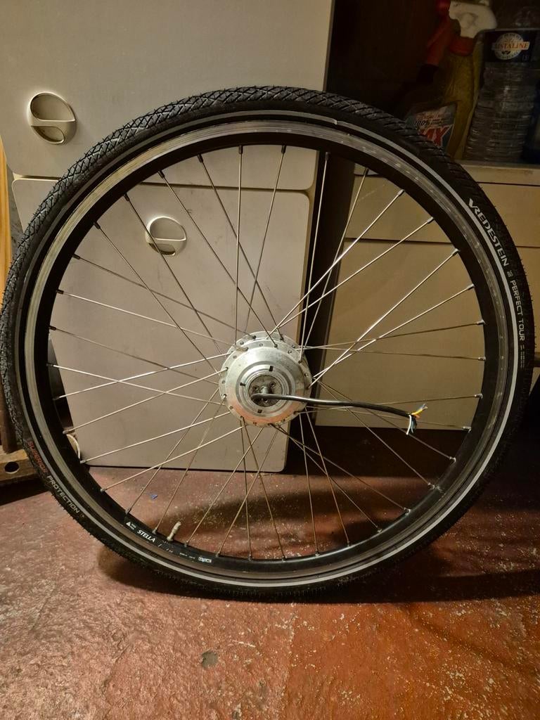 Voorwiel met motor van Stella fiets, Ophalen