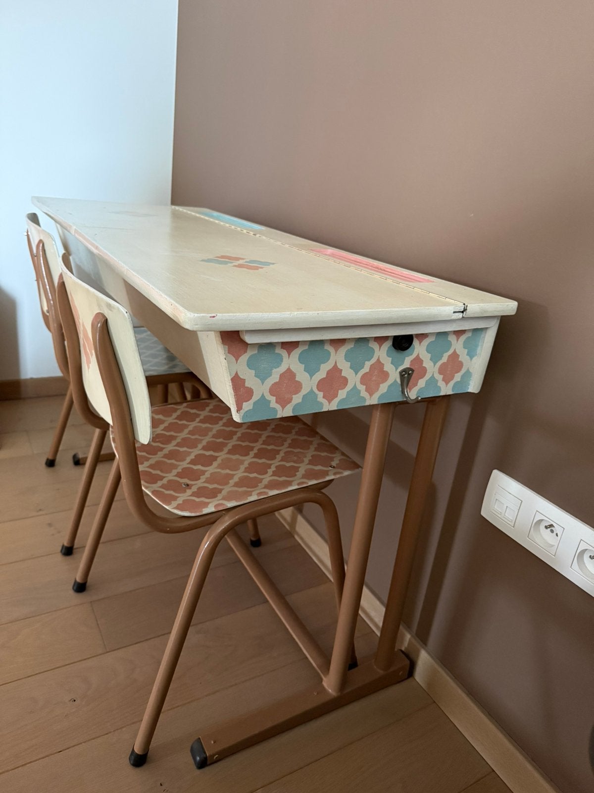 Dubbele schoolbureau + 2 bijhorende stoelen, in retro stij, Kinderen en Baby's, Kinderkamer | Tafels en Stoelen, Ophalen, Gebruikt