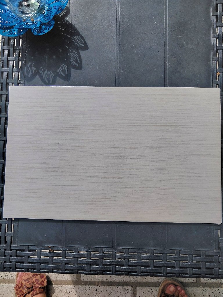 Glanzend witte wandtegels, Ophalen