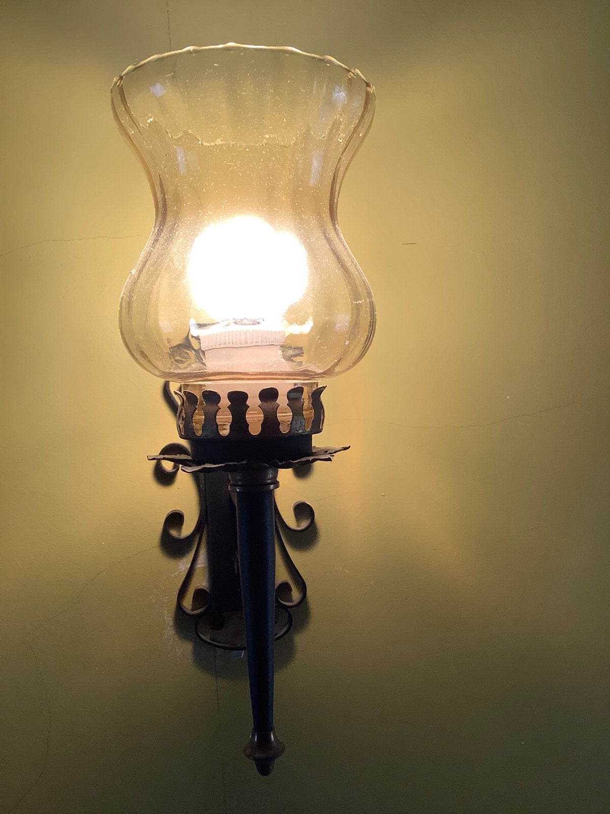 Vintage wandlamp van metaal en glas., Huis en Inrichting, Lampen | Wandlampen, Ophalen of Verzenden, Gebruikt, Glas, Wandlamp