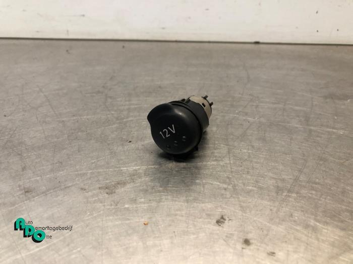 12 Volt aansluiting van een Nissan Qashqai (Qashqai 07-), Gebruikt, -, -, Ophalen of Verzenden