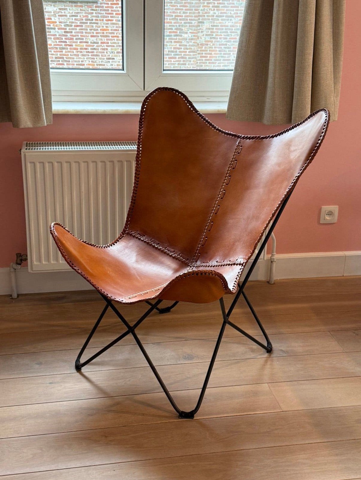 Vlinderstoel bruin leder, Huis en Inrichting, Stoelen, Ophalen, Zo goed als nieuw