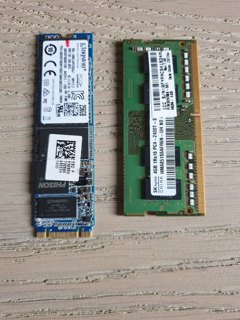 Laptop geheugen  SSD 256 GB en 4GB Ram, Computers en Software, Intern, Gebruikt, SSD, Kingston Samsung SK Hynix Micron