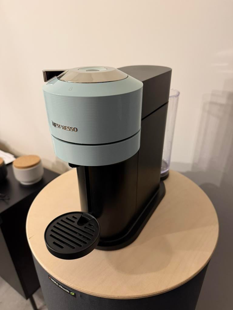 Nespresso Vertuo Next Classic, Réservoir d'eau amovible, Dosettes et capsules de café, Utilisé, Enlèvement
