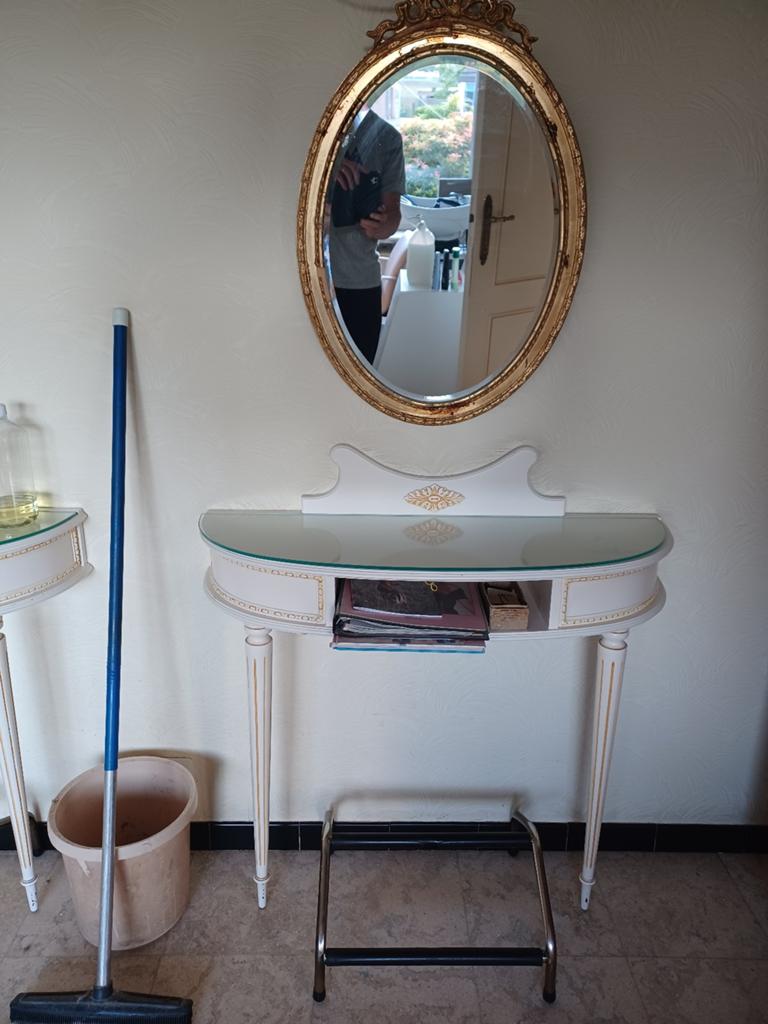 3 tafeltjes  en spiegels voor kapsalon, Ophalen
