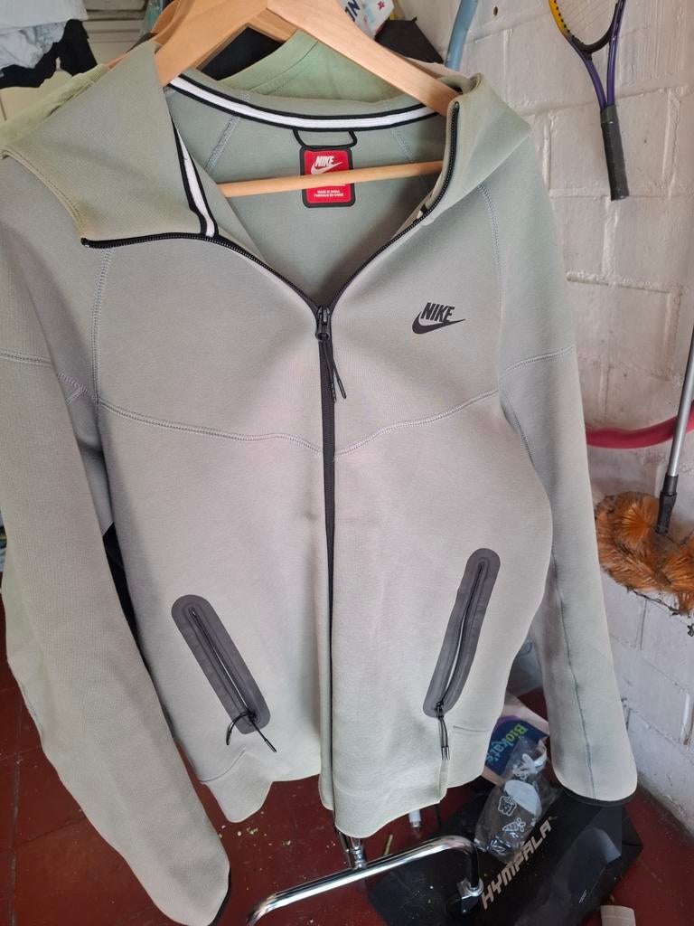 Nike tech vest, Enlèvement