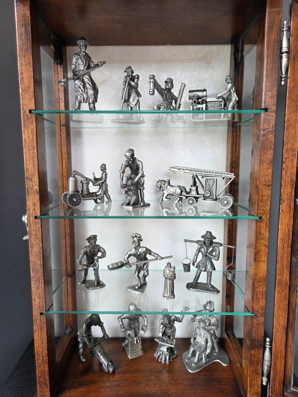 Vitrine avec objets artisanaux en étain, Enlèvement ou Envoi