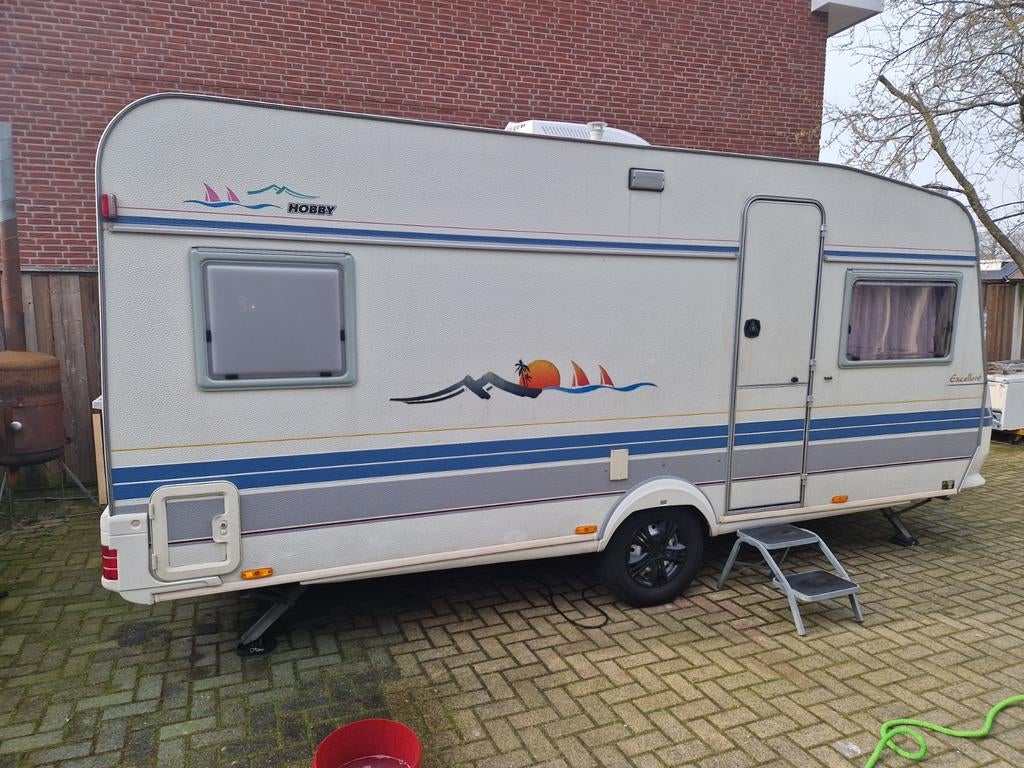 Hobby 495 bj 1996 avec climatisation de toit, Caravanes & Camping, Caravanes, Particulier, jusqu'à 5, 1000 - 1250 kg, Banquette en rond
