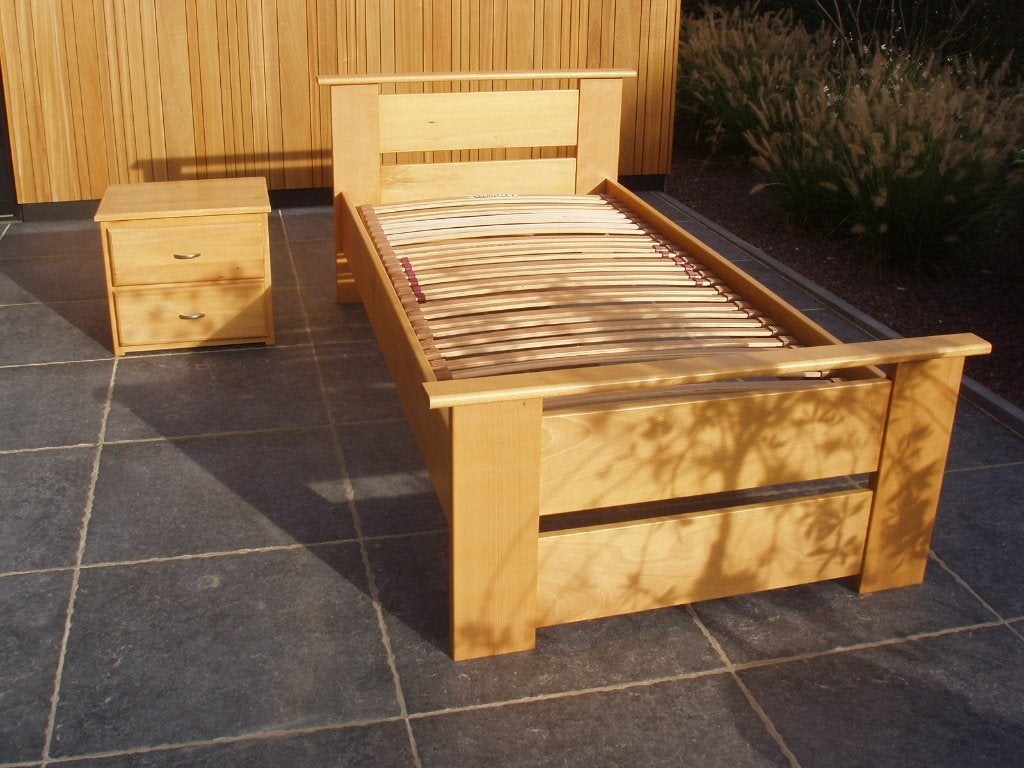 Lit simple en hêtre massif avec table de chevet, Maison & Meubles, 90 cm, Autres couleurs, Une personne, Enlèvement